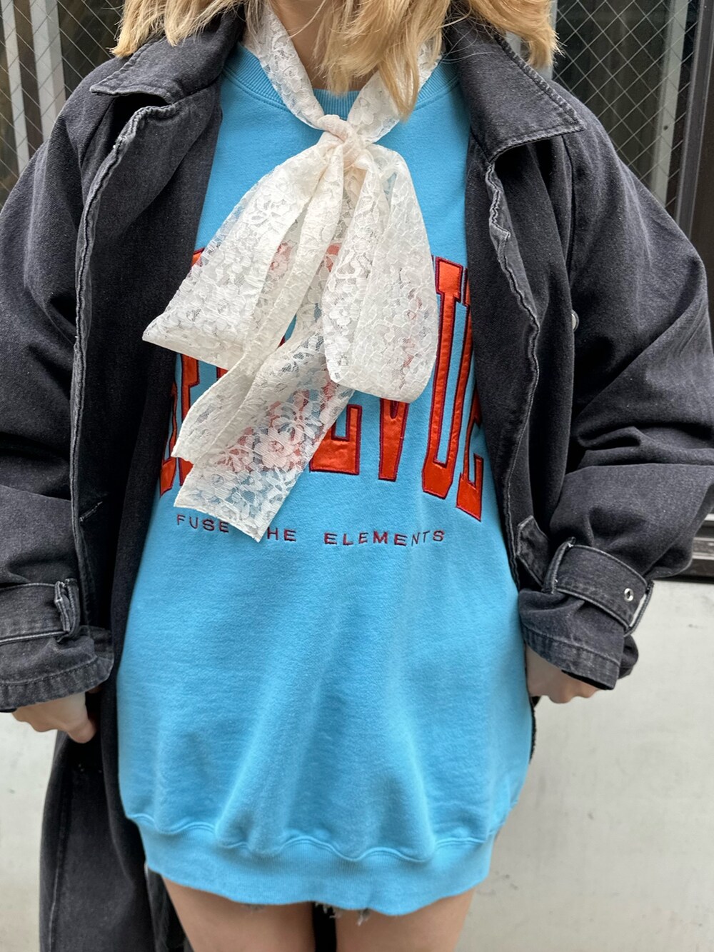 ブラウン系のブーツ、ブラック系のトレンチコート、ブルー系のスウェットを着用したレディースの冬コーディネートの5枚目の写真