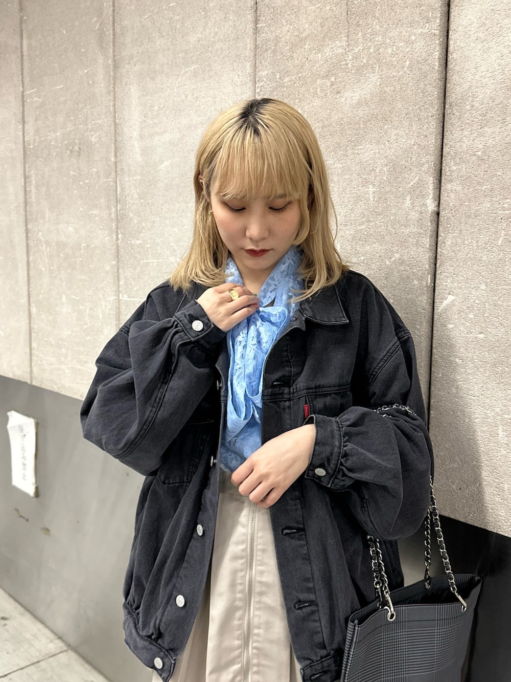 ブルー系のシャツ/ブラウス、ブラック系のデニムジャケット、ホワイト系のその他パンツを着用したレディースの冬コーディネートの3枚目の写真