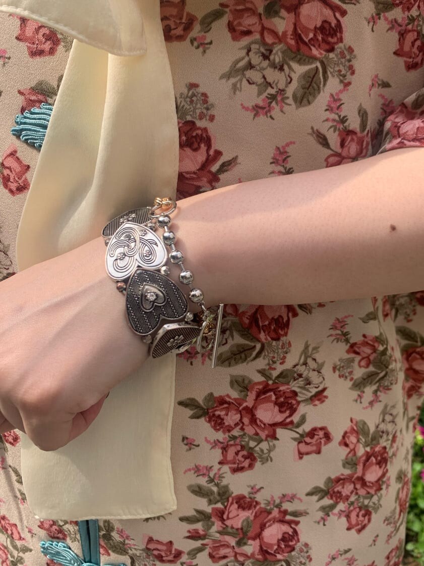 ブラック系のデニムパンツ、ホワイト系のショルダーバッグ、ホワイト系のシャツ/ブラウスを着用したレディースの春コーディネートの7枚目の写真