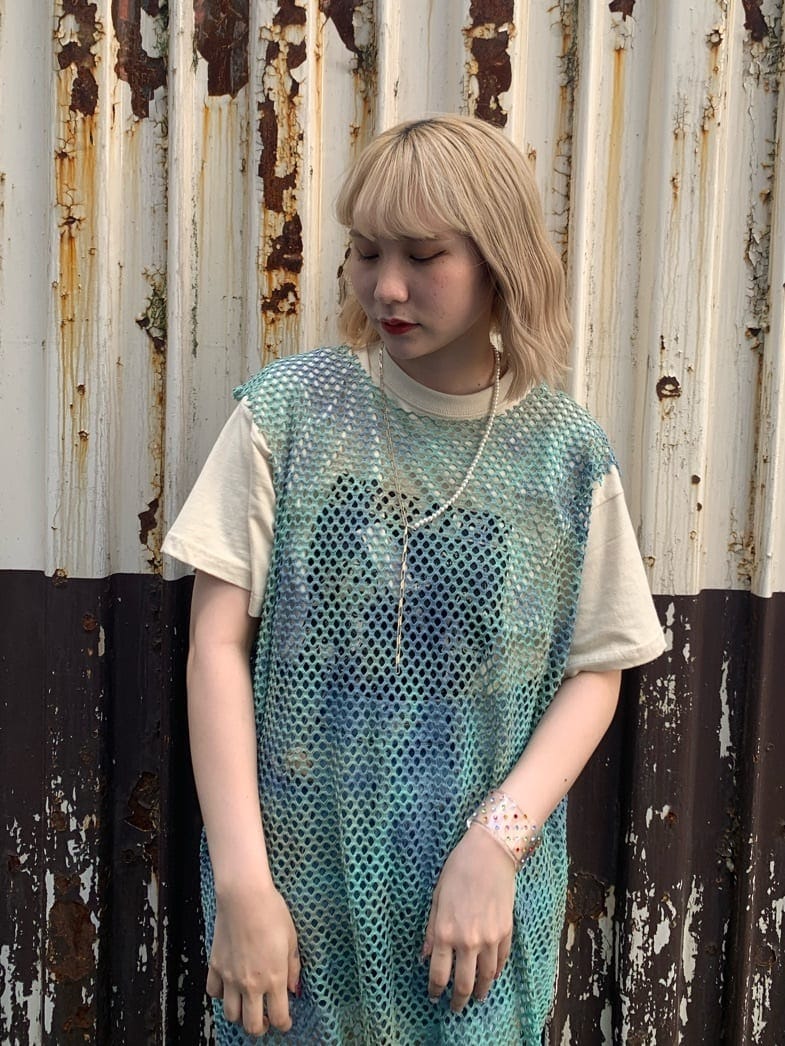 ブルー系のデニムパンツ、ホワイト系のTシャツ/カットソー、グリーン系のワンピースを着用したレディースの夏コーディネートの3枚目の写真