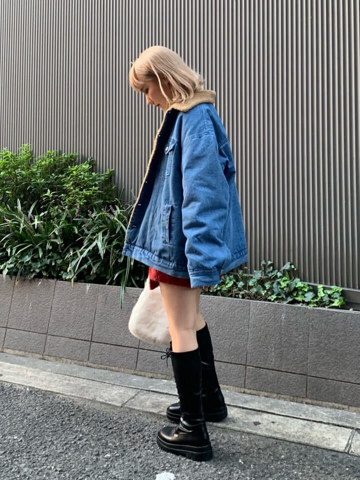 ブルー系のその他アウター、ホワイト系のTシャツ/カットソー、ピンク系のスカートを着用したレディースの秋コーディネートの3枚目の写真