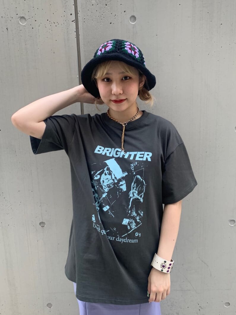 ブラック系のTシャツ/カットソー、パープル系のワンピース、ブラック系のハットを着用したレディースの夏コーディネートの3枚目の写真