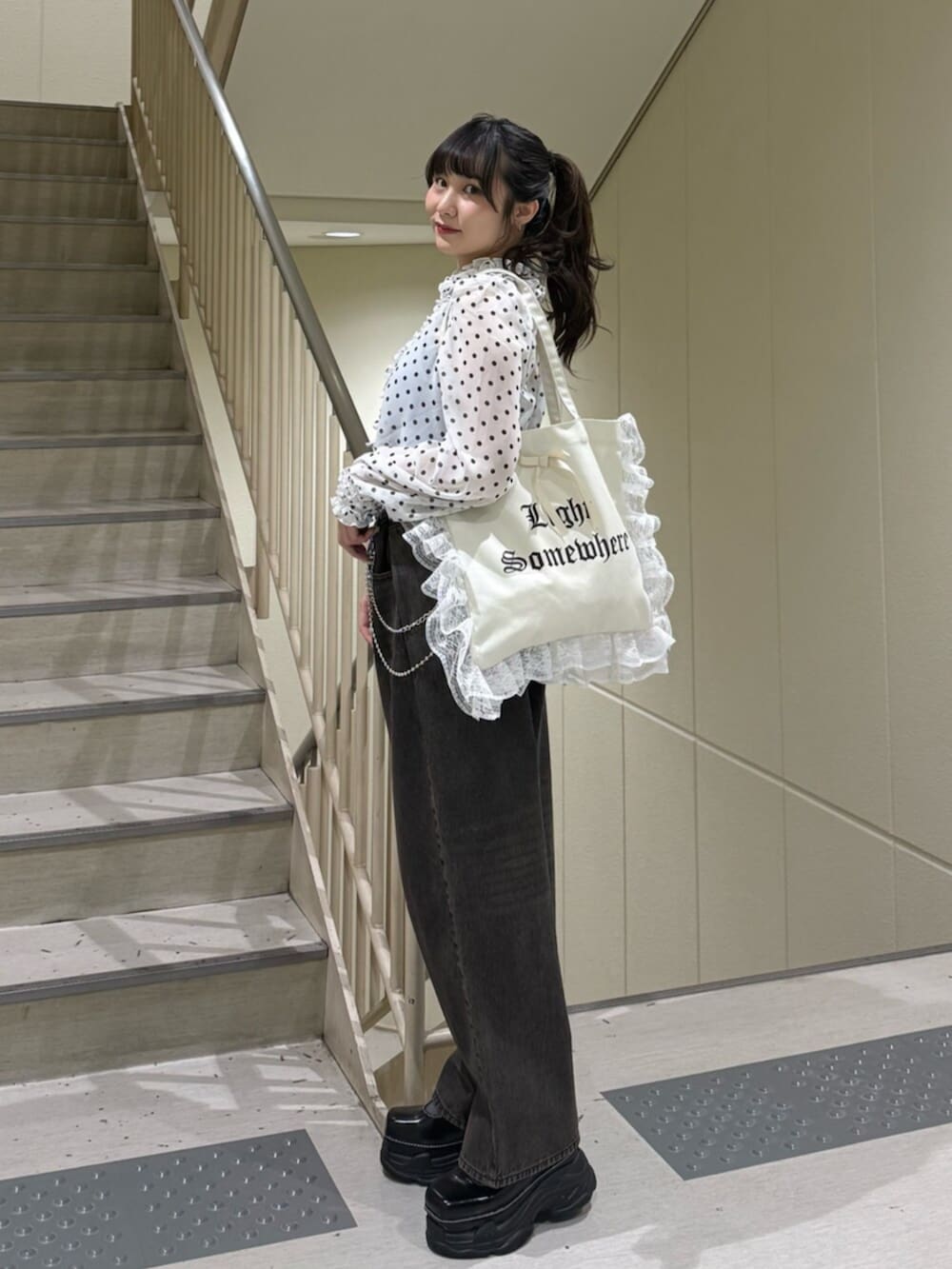 ブラック系のローファー、ホワイト系のトートバッグ、ブルー系のキャミソールを着用したレディースの春コーディネートの2枚目の写真