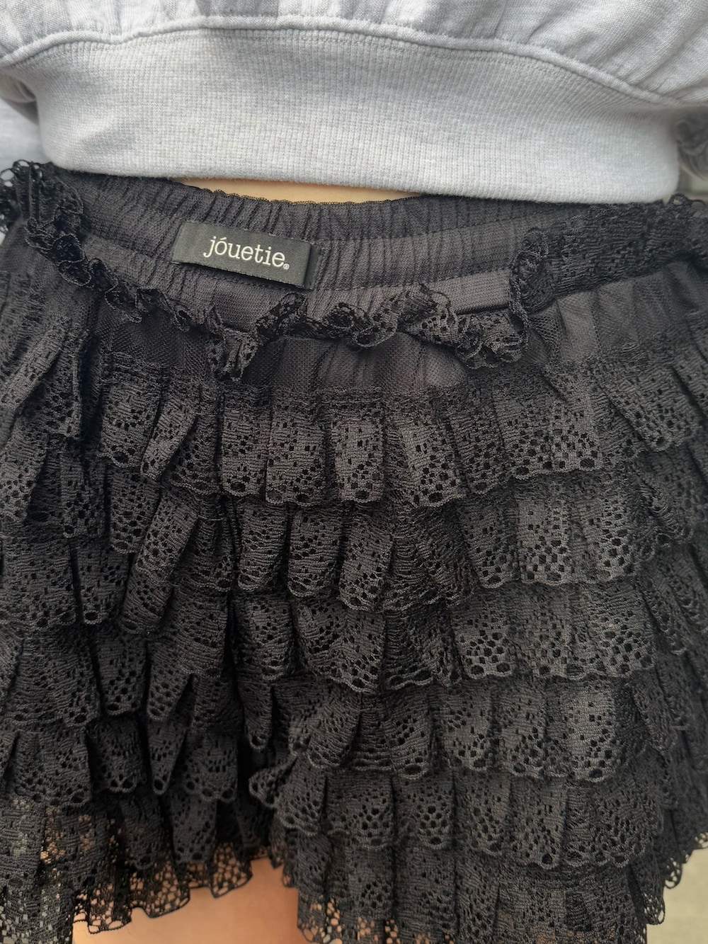 ブラック系のブーツ、ブラック系のその他パンツ、グレー系のスウェットを着用したレディースの冬コーディネートの7枚目の写真