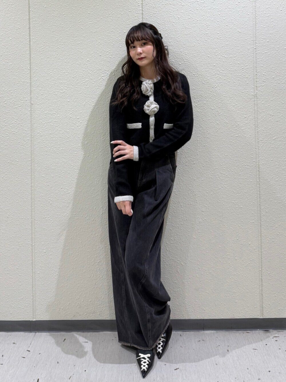 ブラック系のパンプス、ブラック系のカーディガン/ボレロ、ブラック系のデニムパンツを着用したレディースの秋コーディネートの5枚目の写真