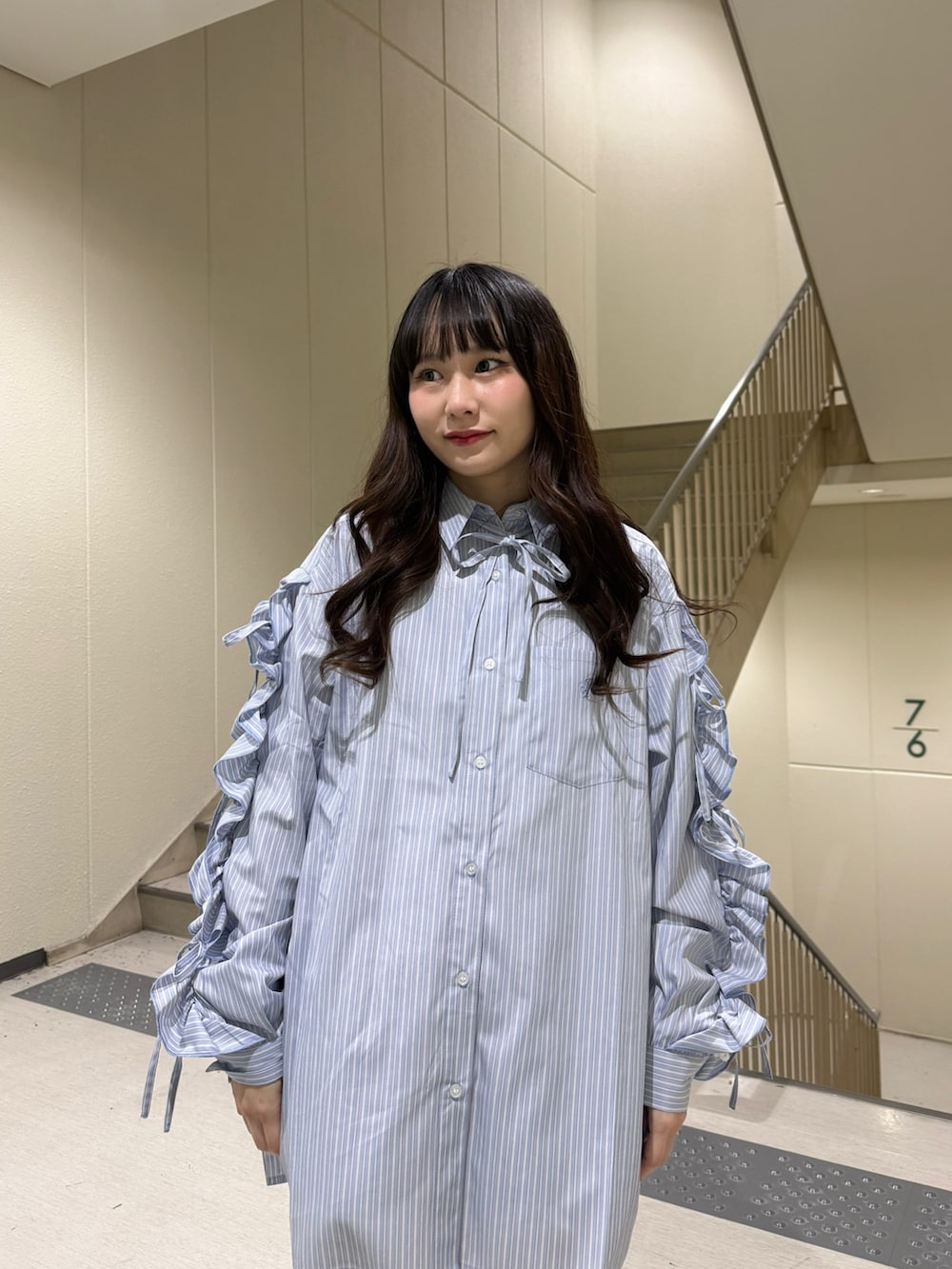 ブルー系のシャツ/ブラウス、ホワイト系のTシャツ/カットソー、ブルー系のブーツを着用したレディースの春コーディネートの9枚目の写真