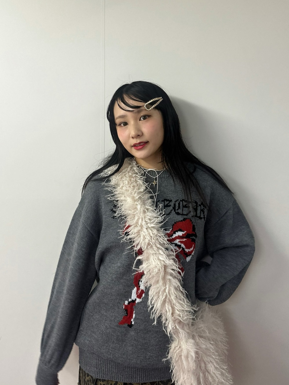 ホワイト系のショルダーバッグ、グレー系のニット/セーター、ブラウン系のその他パンツを着用したレディースの冬コーディネートの5枚目の写真