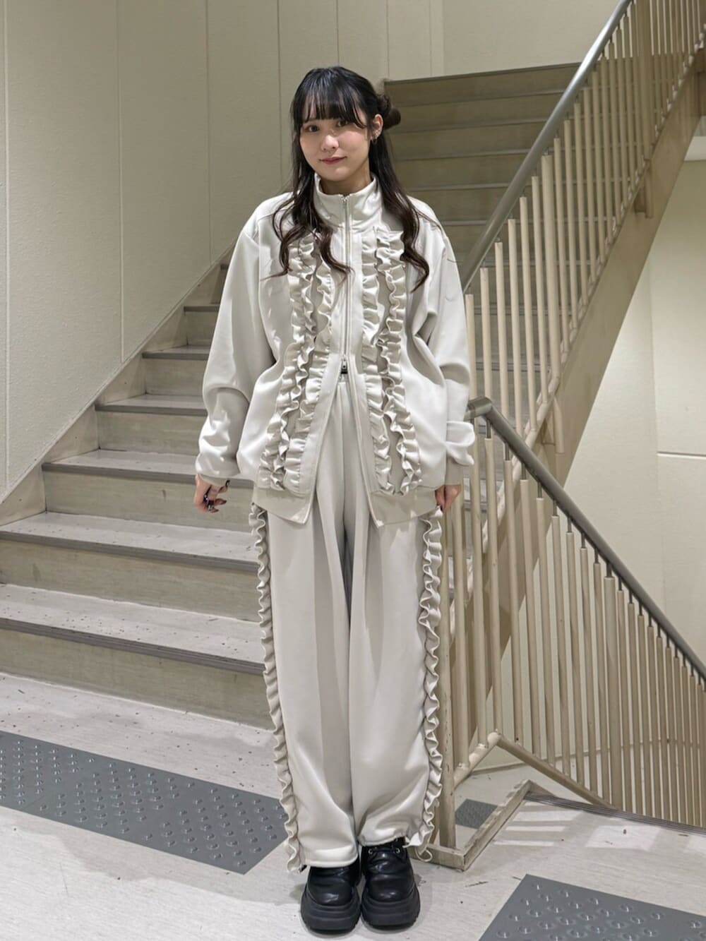 ホワイト系のジャージ、ホワイト系のその他パンツを着用したレディースの冬コーディネートの5枚目の写真