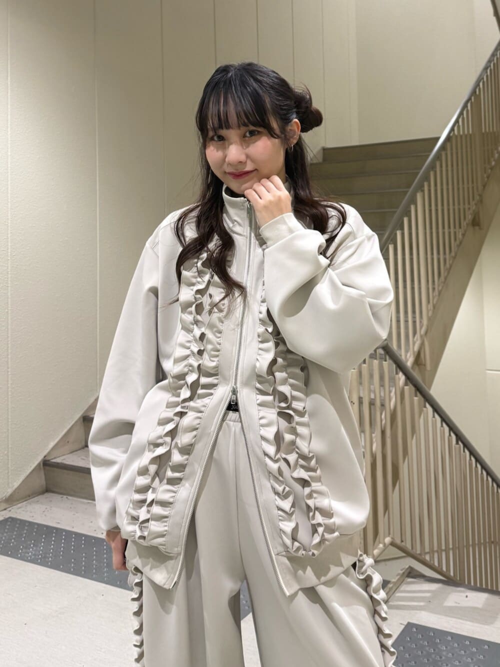 ホワイト系のジャージ、ホワイト系のその他パンツを着用したレディースの冬コーディネートの8枚目の写真