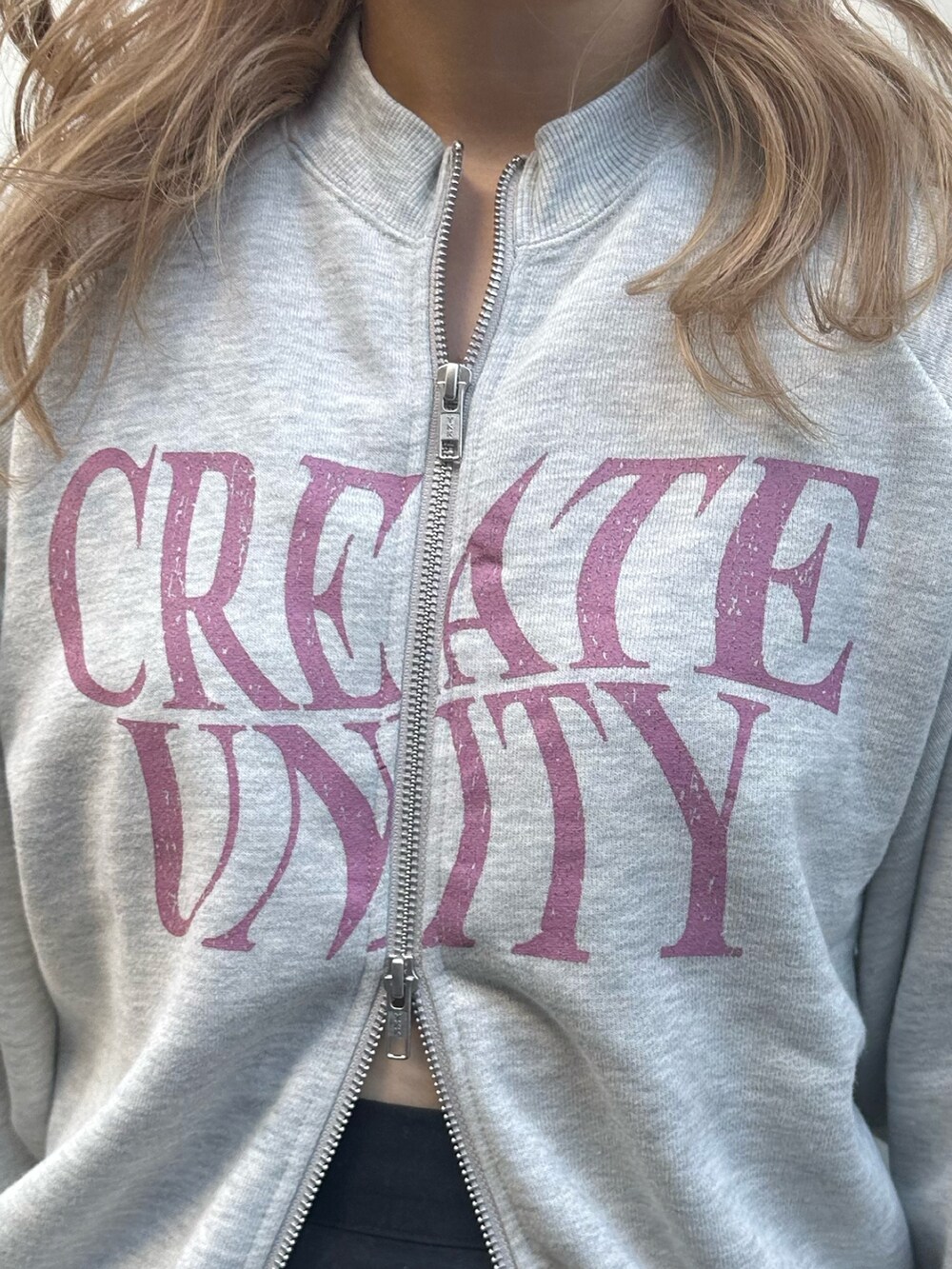 グレー系のスウェット、ブラック系のスカート、ブラック系のハンドバッグを着用したレディースの秋コーディネートの6枚目の写真