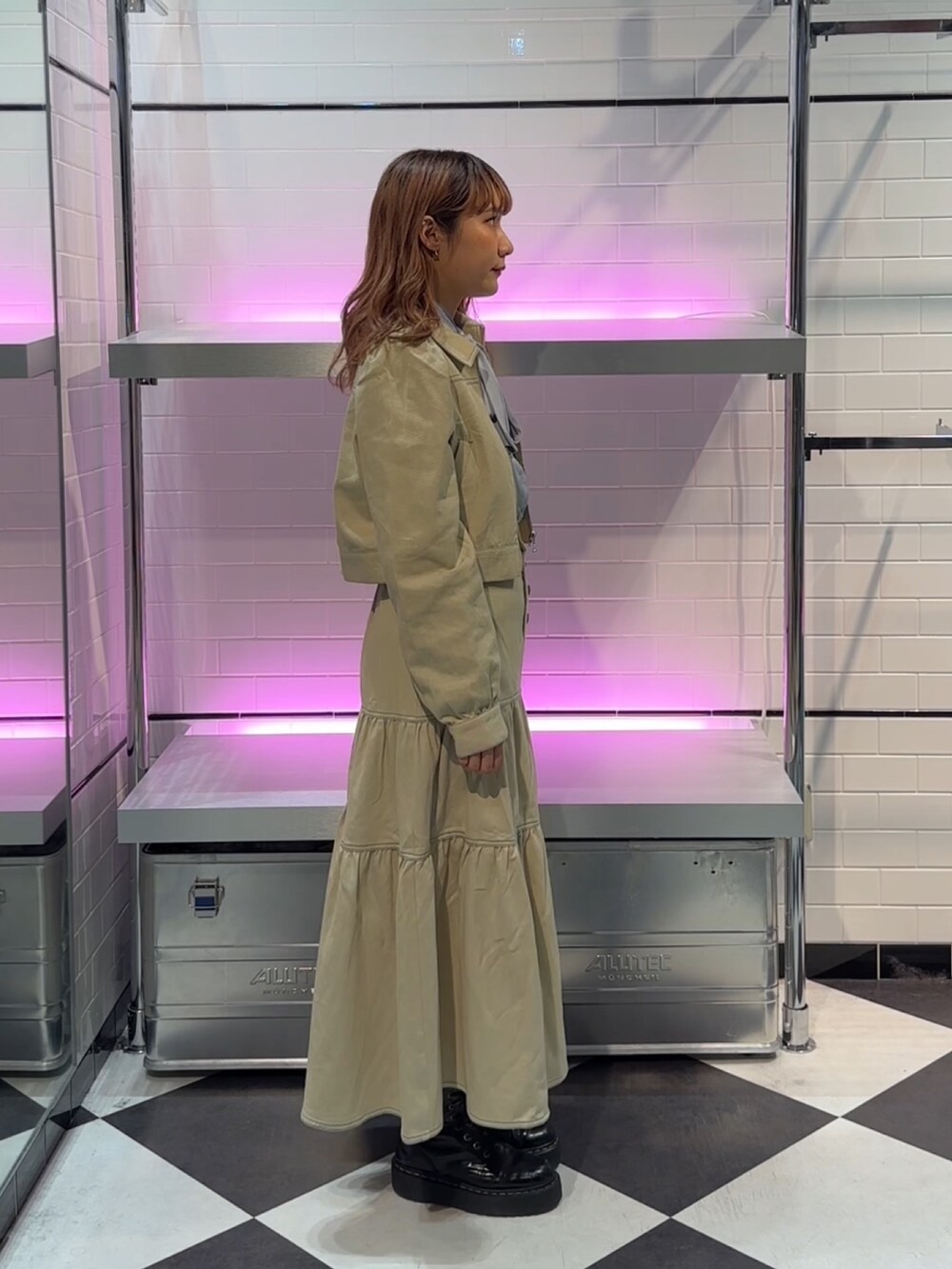 ブルー系のシャツ/ブラウス、ホワイト系のワンピースを着用したレディースの冬コーディネートの2枚目の写真