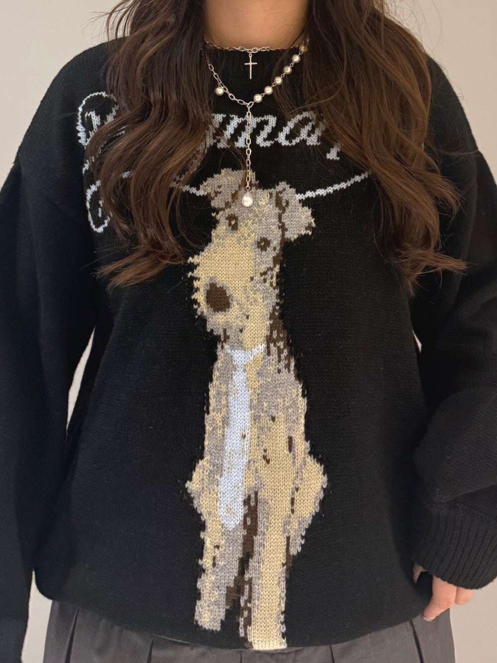 ブラック系のブーツ、ブラック系のニット/セーター、グレー系のスカートを着用したレディースの夏コーディネートの6枚目の写真