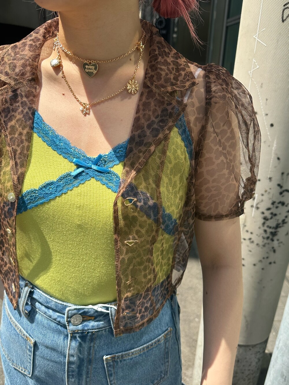 ブラウン系のシャツ/ブラウス、ブルー系のデニムパンツ、ブラック系のブーツを着用したレディースの夏コーディネートの5枚目の写真