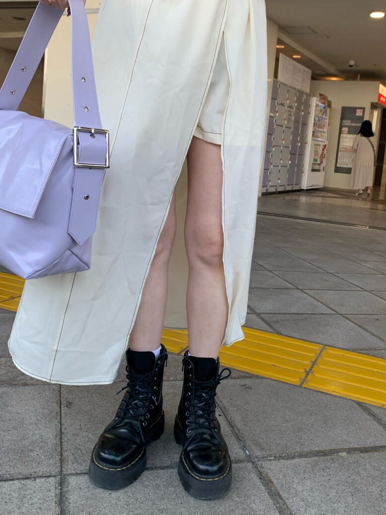 パープル系のハンドバッグ、ホワイト系のワンピース、シルバー系のブレスレットを着用したレディースの夏コーディネートの7枚目の写真