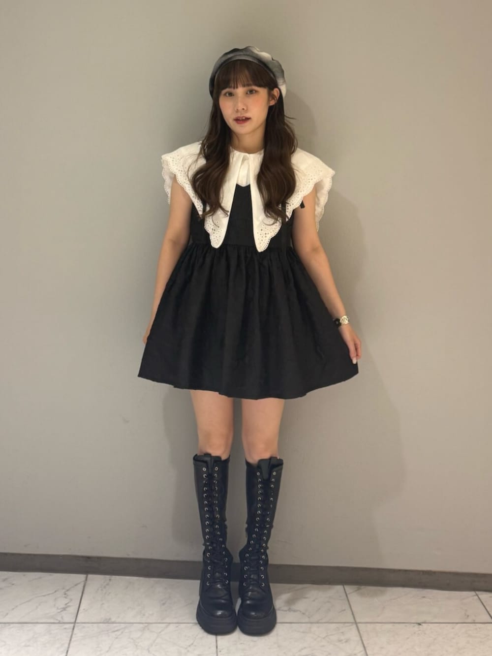 ブラック系のブーツ、ホワイト系のシャツ/ブラウス、ブラック系のワンピースを着用したレディースの夏コーディネートの4枚目の写真