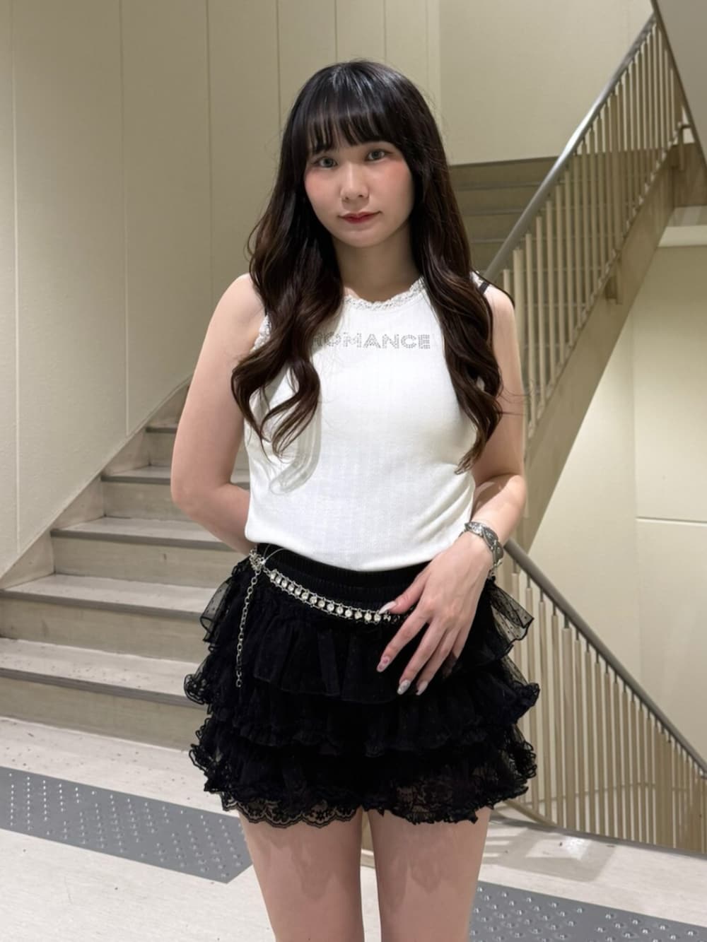 ブラック系のブーツ、ブラック系のその他パンツ、ピンク系のシャツ/ブラウスを着用したレディースの夏コーディネートの7枚目の写真