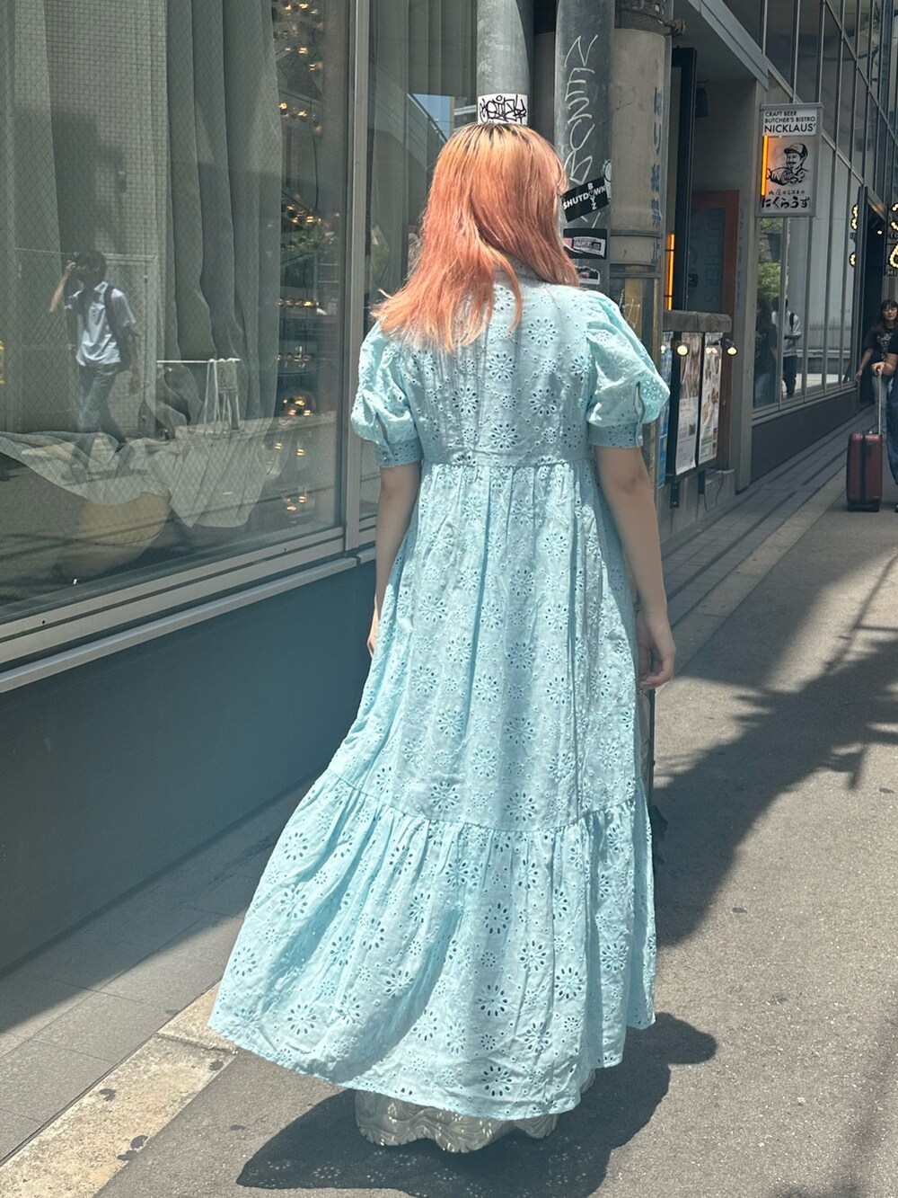 ブルー系のワンピースを着用したレディースの夏コーディネートの4枚目の写真