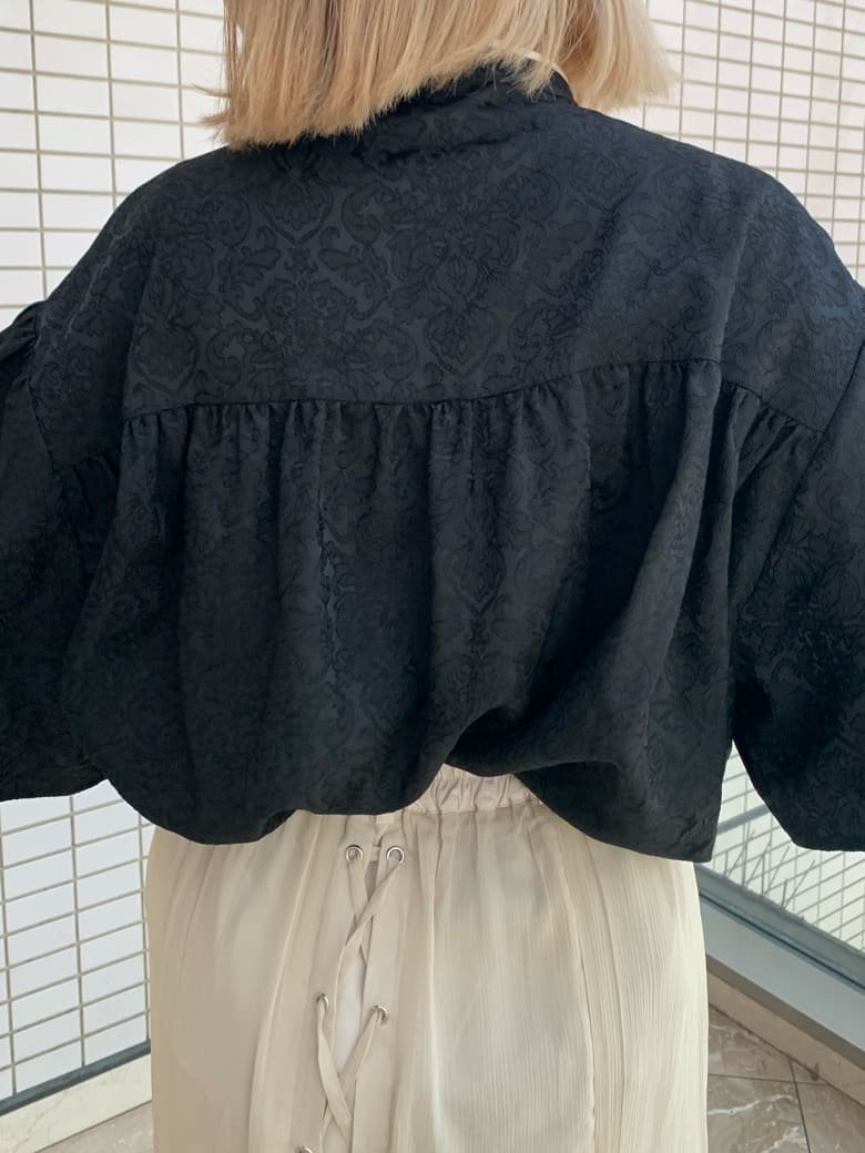 ホワイト系のスカート、ブラック系のシャツ/ブラウス、シルバー系のブレスレットを着用したレディースの春コーディネートの6枚目の写真
