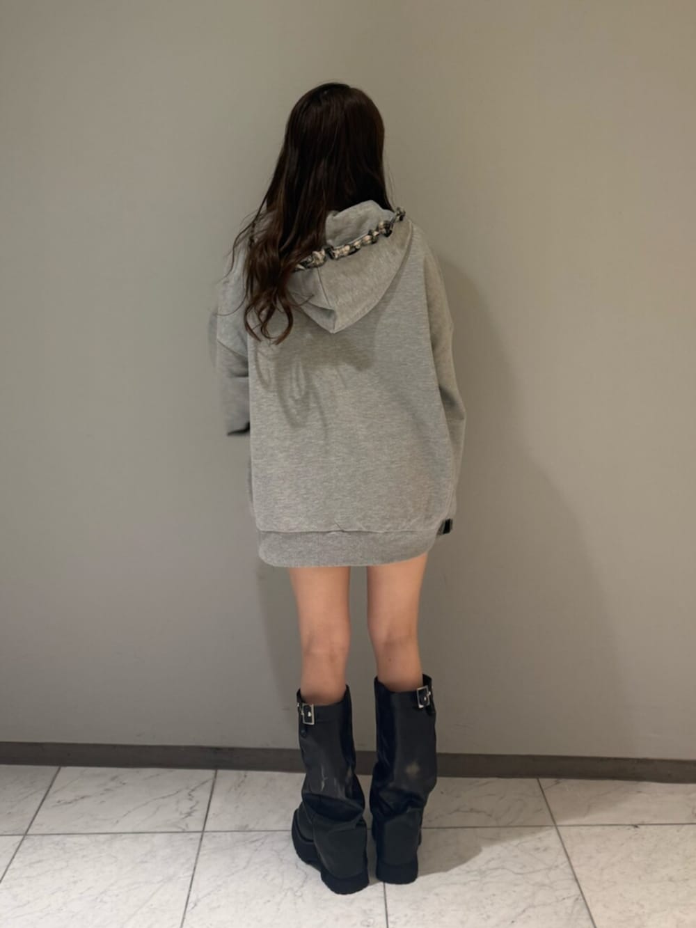 グレー系のその他トップス、ブラック系のブーツを着用したレディースの夏コーディネートの3枚目の写真