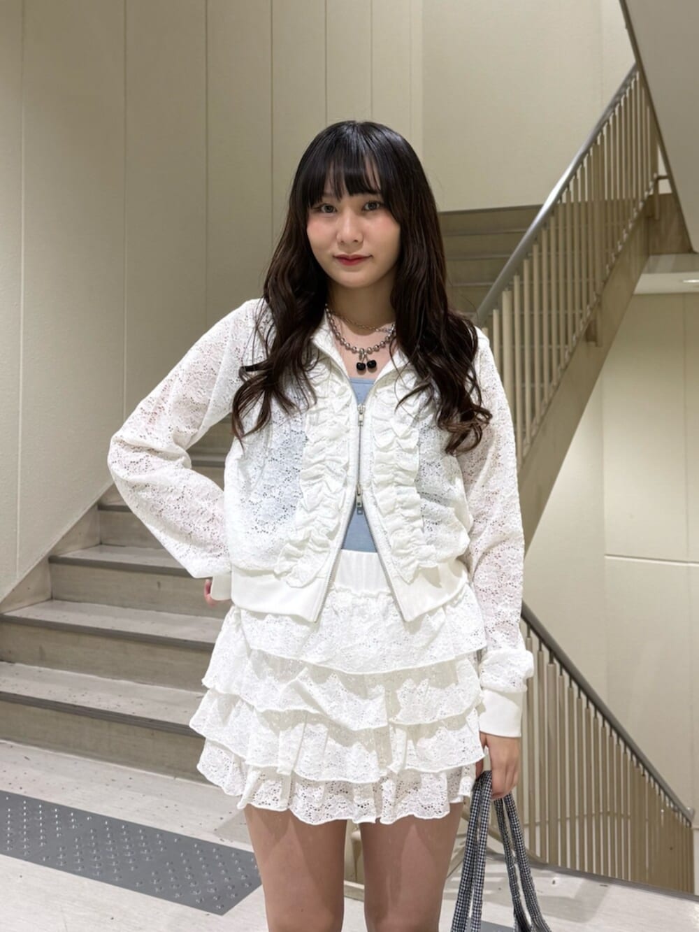 ブラック系のブーツ、ブルー系のキャミソール、ホワイト系のパーカーを着用したレディースの春コーディネートの9枚目の写真