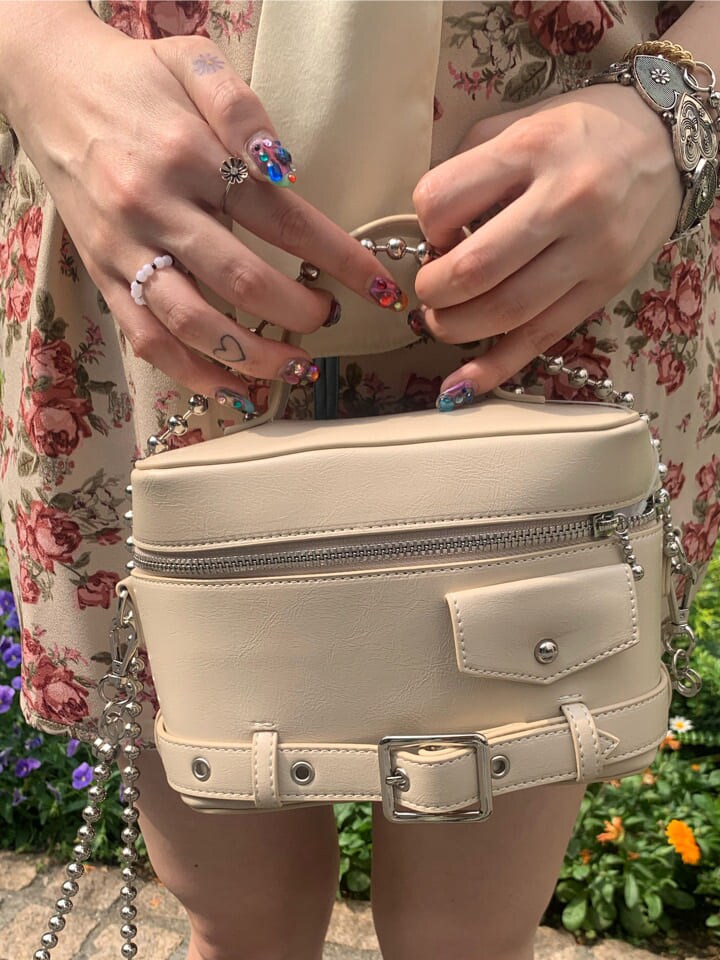 ブラック系のデニムパンツ、ホワイト系のショルダーバッグ、ホワイト系のシャツ/ブラウスを着用したレディースの春コーディネートの6枚目の写真