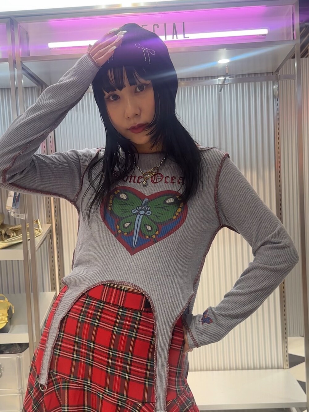 ブルー系のTシャツ/カットソー、レッド系のスカート、ブラック系のドレスシューズを着用したレディースの秋コーディネートの5枚目の写真