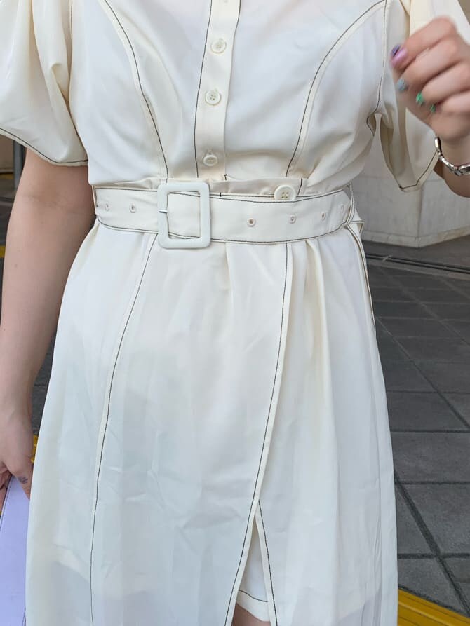 パープル系のハンドバッグ、ホワイト系のワンピース、シルバー系のブレスレットを着用したレディースの夏コーディネートの6枚目の写真