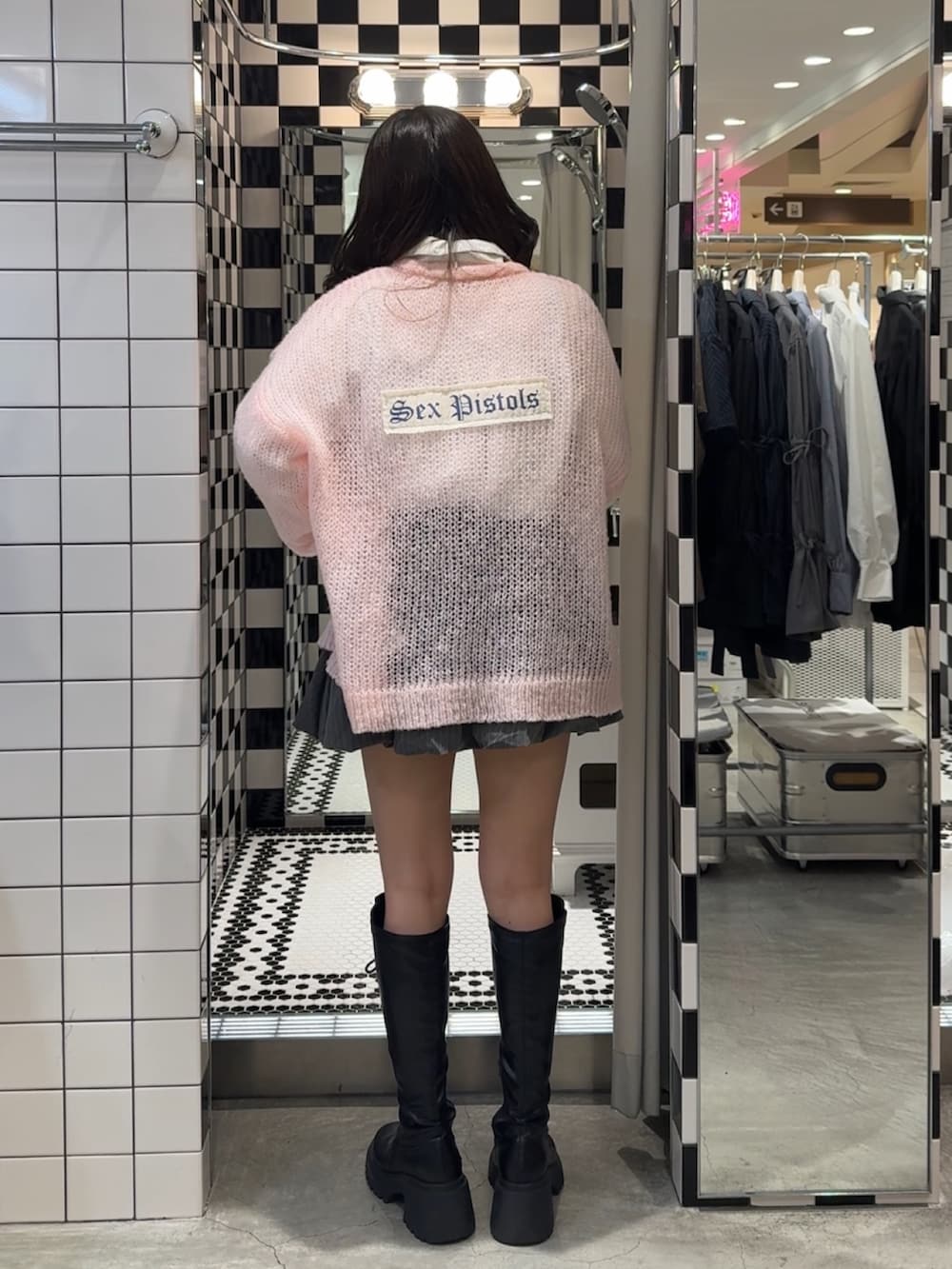 ブラック系のブーツ、グレー系のスカート、ホワイト系のシャツ/ブラウスを着用したレディースの冬コーディネートの4枚目の写真