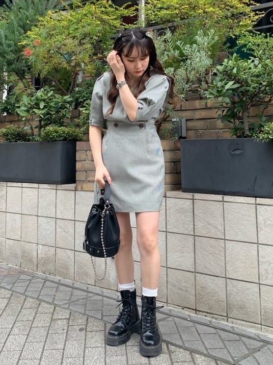 その他のワンピース、シルバー系のネックレス、シルバー系のブレスレットを着用したレディースの春コーディネートの2枚目の写真