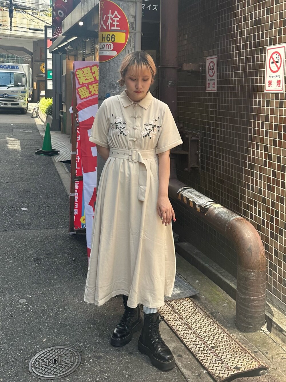 ホワイト系のワンピース、シルバー系のネックレスを着用したレディースの夏コーディネートの2枚目の写真