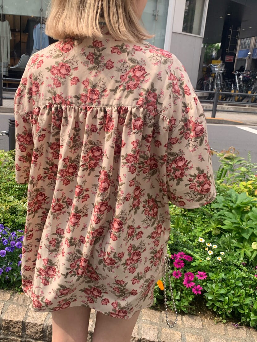 ブラック系のデニムパンツ、ホワイト系のショルダーバッグ、ホワイト系のシャツ/ブラウスを着用したレディースの春コーディネートの4枚目の写真