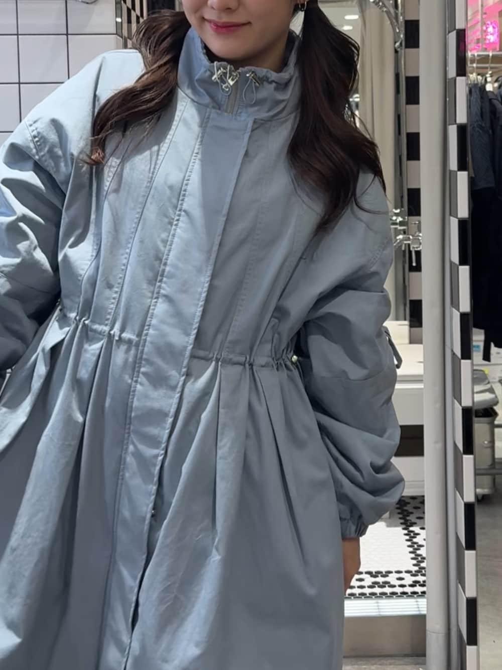 ブルー系のモッズコート、ブラウン系のブーツ、ブラウン系のキャップを着用したレディースの冬コーディネートの6枚目の写真