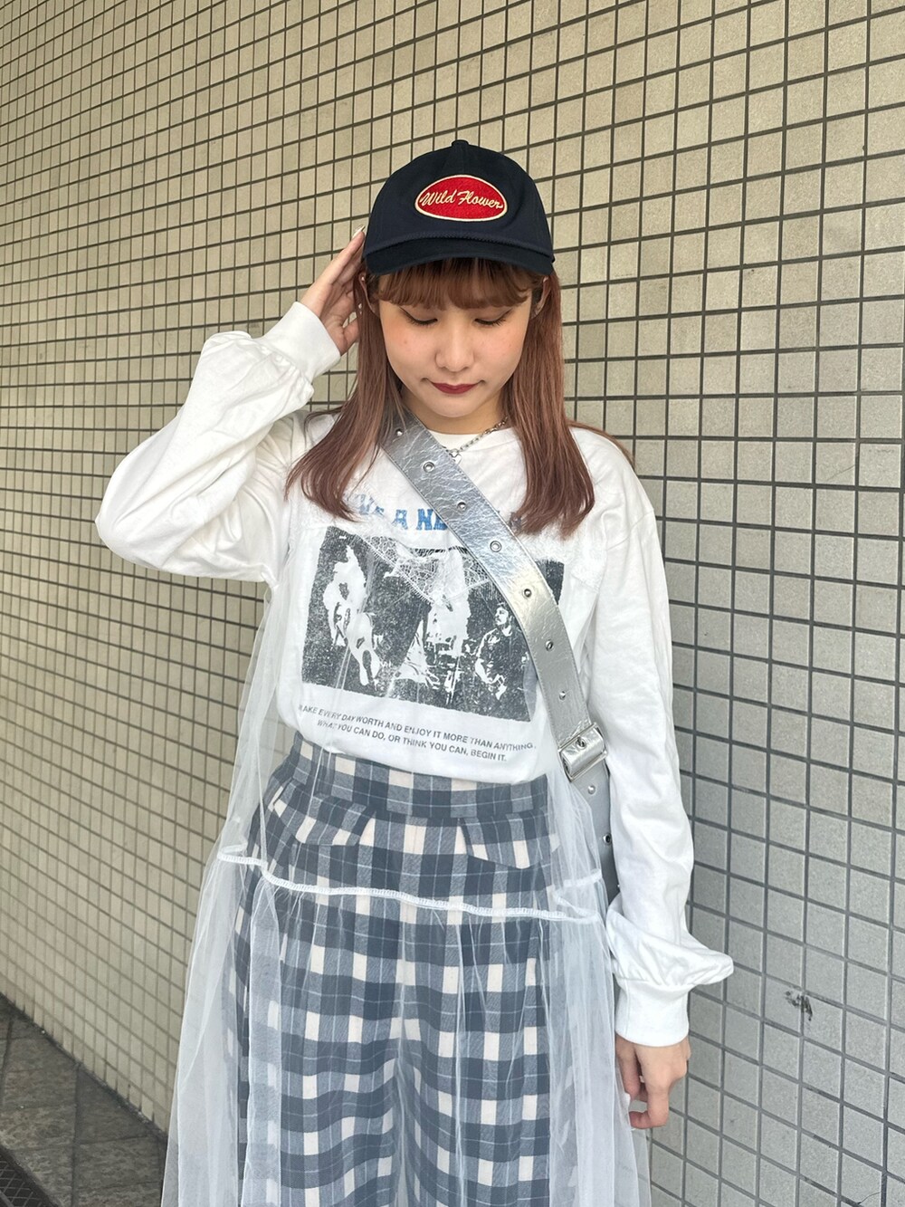 ホワイト系のワンピース、シルバー系のショルダーバッグ、その他のスラックスを着用したレディースの冬コーディネートの5枚目の写真