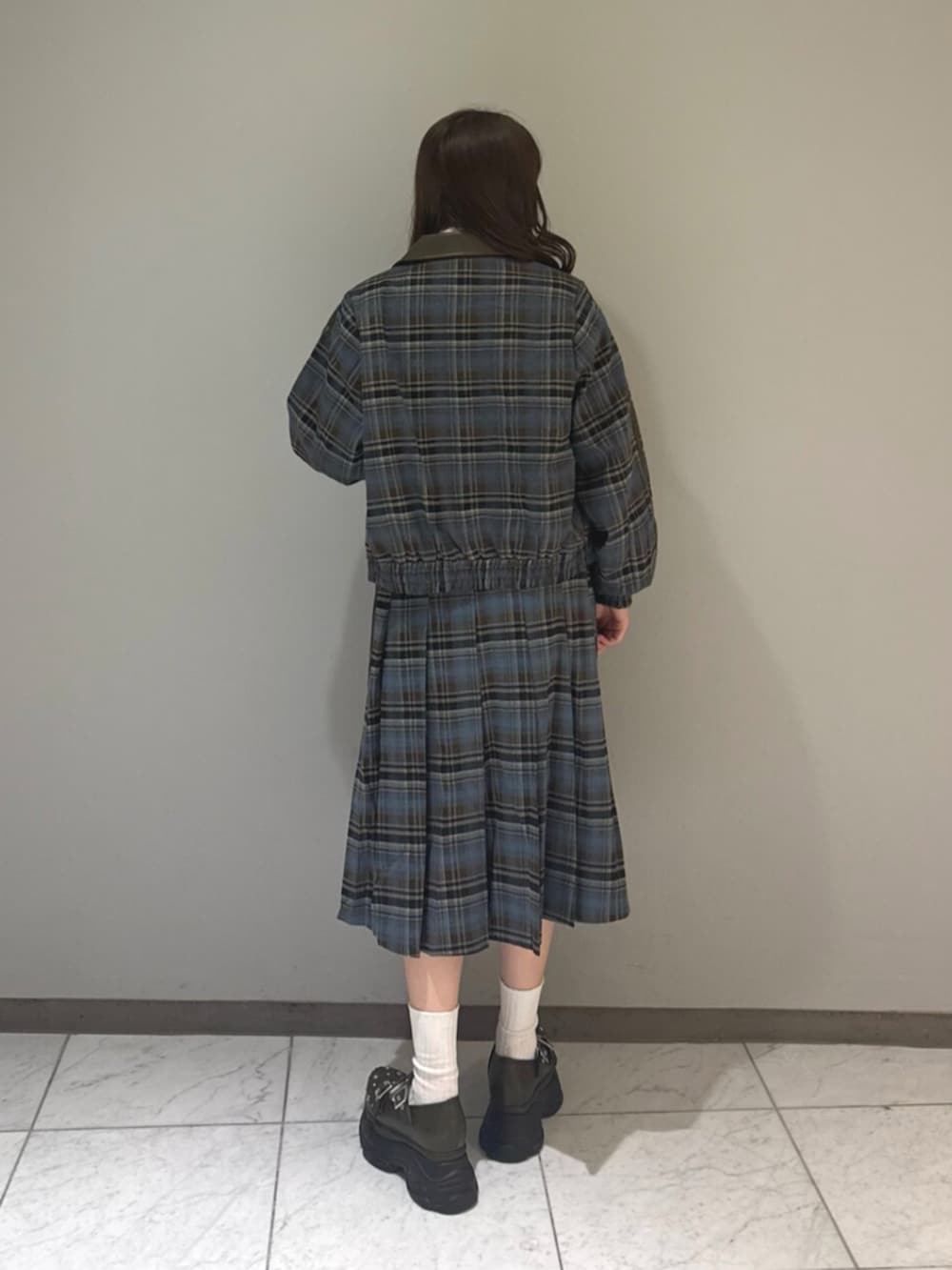 ブルー系のブルゾン、ホワイト系のシャツ/ブラウス、ブルー系のスカートを着用したレディースの夏コーディネートの3枚目の写真