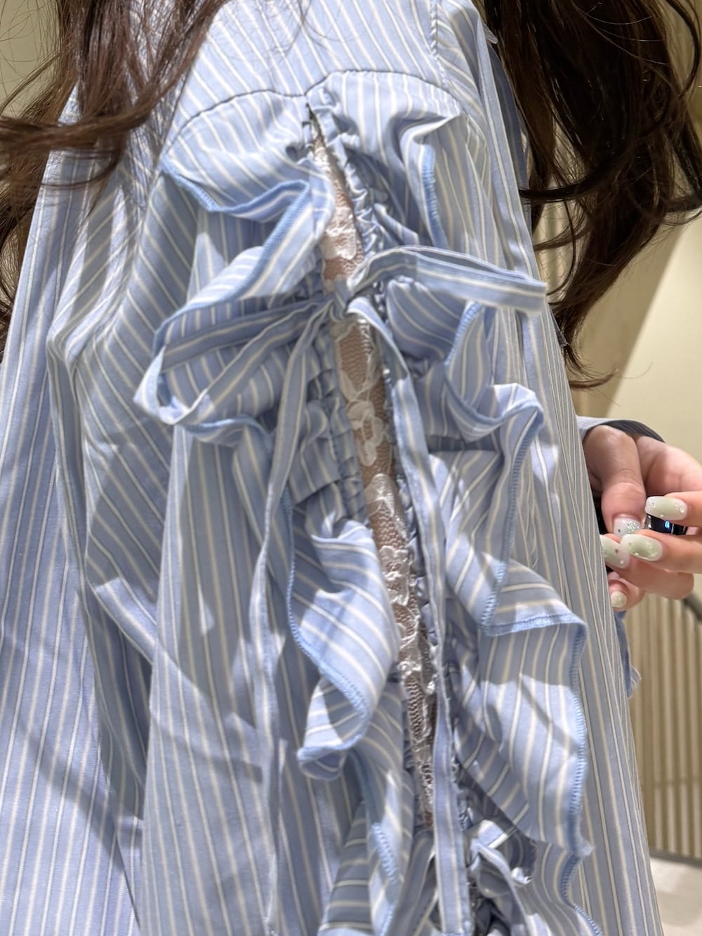 ブルー系のシャツ/ブラウス、ホワイト系のTシャツ/カットソー、ブルー系のブーツを着用したレディースの春コーディネートの10枚目の写真