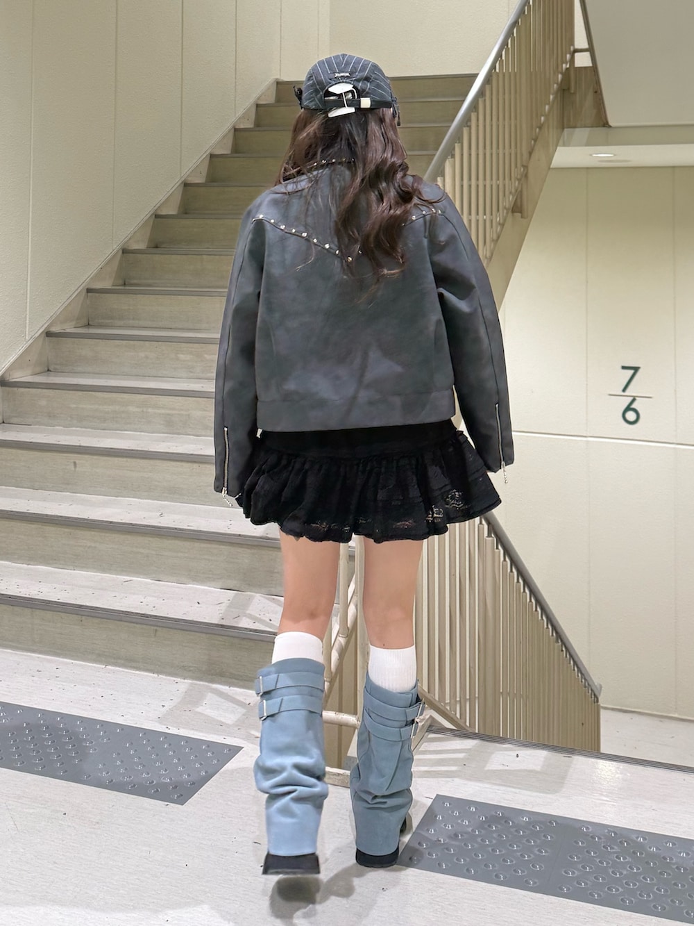 ブラック系のブルゾン、ブルー系のシャツ/ブラウス、ブラック系のワンピースを着用したレディースの冬コーディネートの4枚目の写真