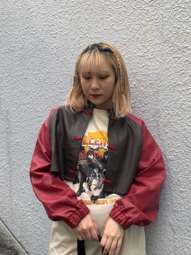 ブラック系のバックパック/リュック、ホワイト系のTシャツ/カットソー、ブラウン系のブルゾンを着用したレディースの秋コーディネートの3枚目の写真