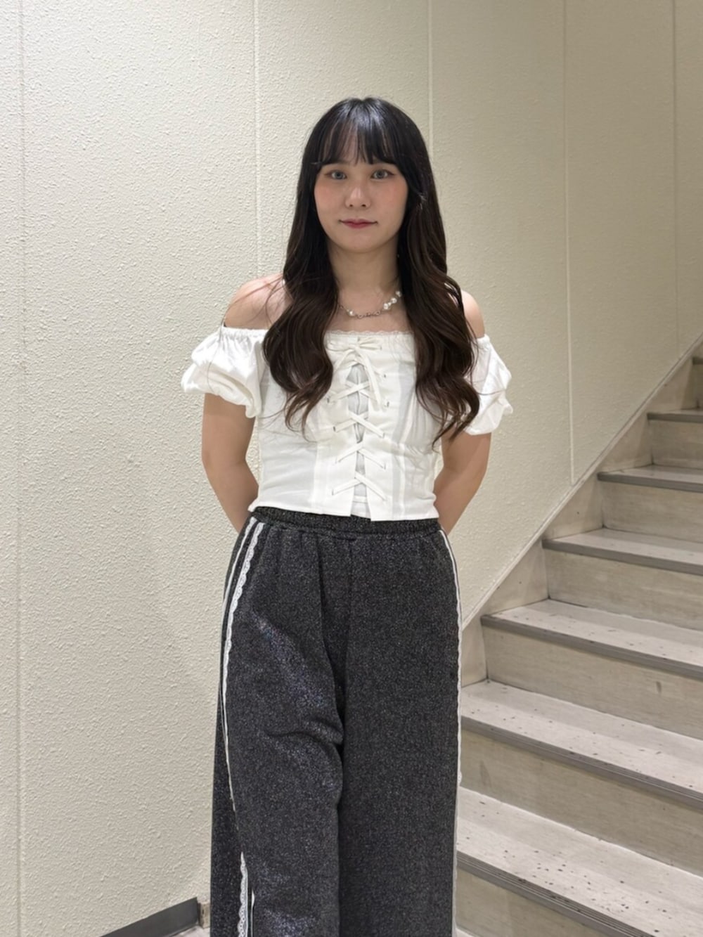 グリーン系のパンプス、ブラック系のその他パンツ、ホワイト系のシャツ/ブラウスを着用したレディースの夏コーディネートの4枚目の写真