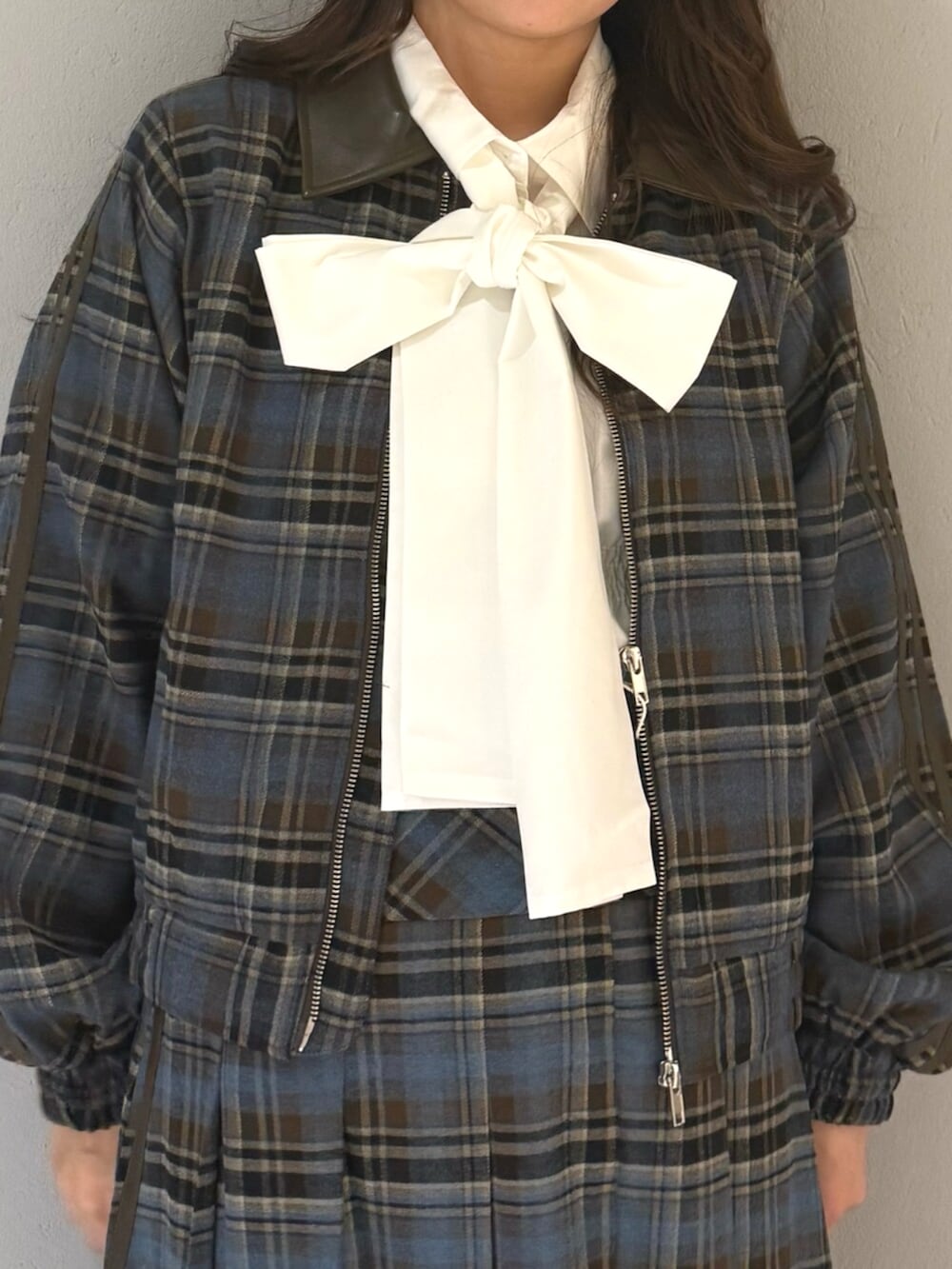 ブルー系のブルゾン、ホワイト系のシャツ/ブラウス、ブルー系のスカートを着用したレディースの夏コーディネートの7枚目の写真