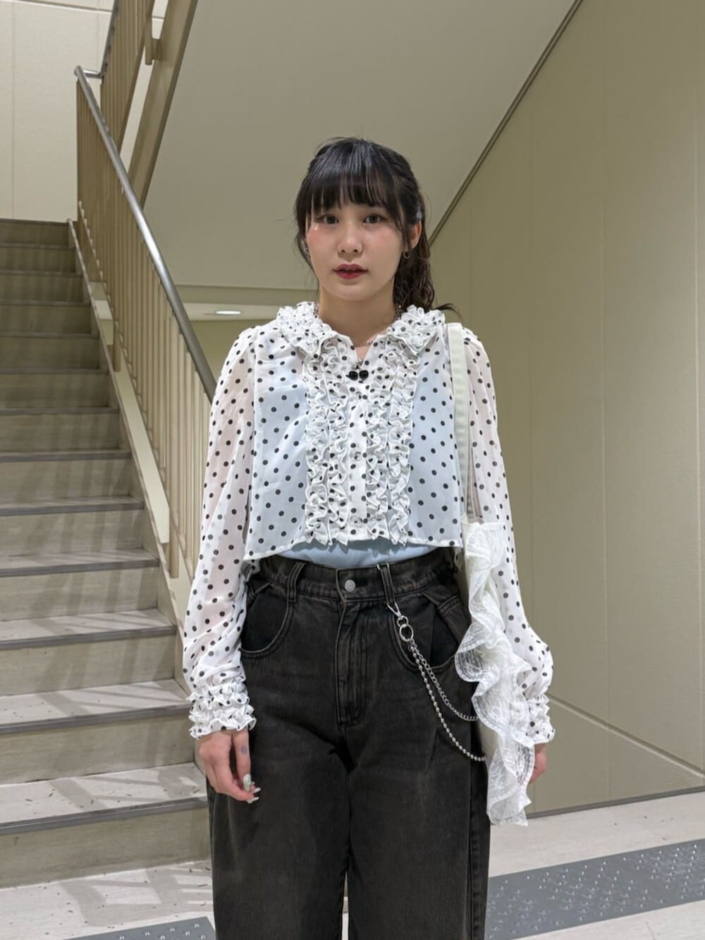 ブラック系のローファー、ホワイト系のトートバッグ、ブルー系のキャミソールを着用したレディースの春コーディネートの8枚目の写真