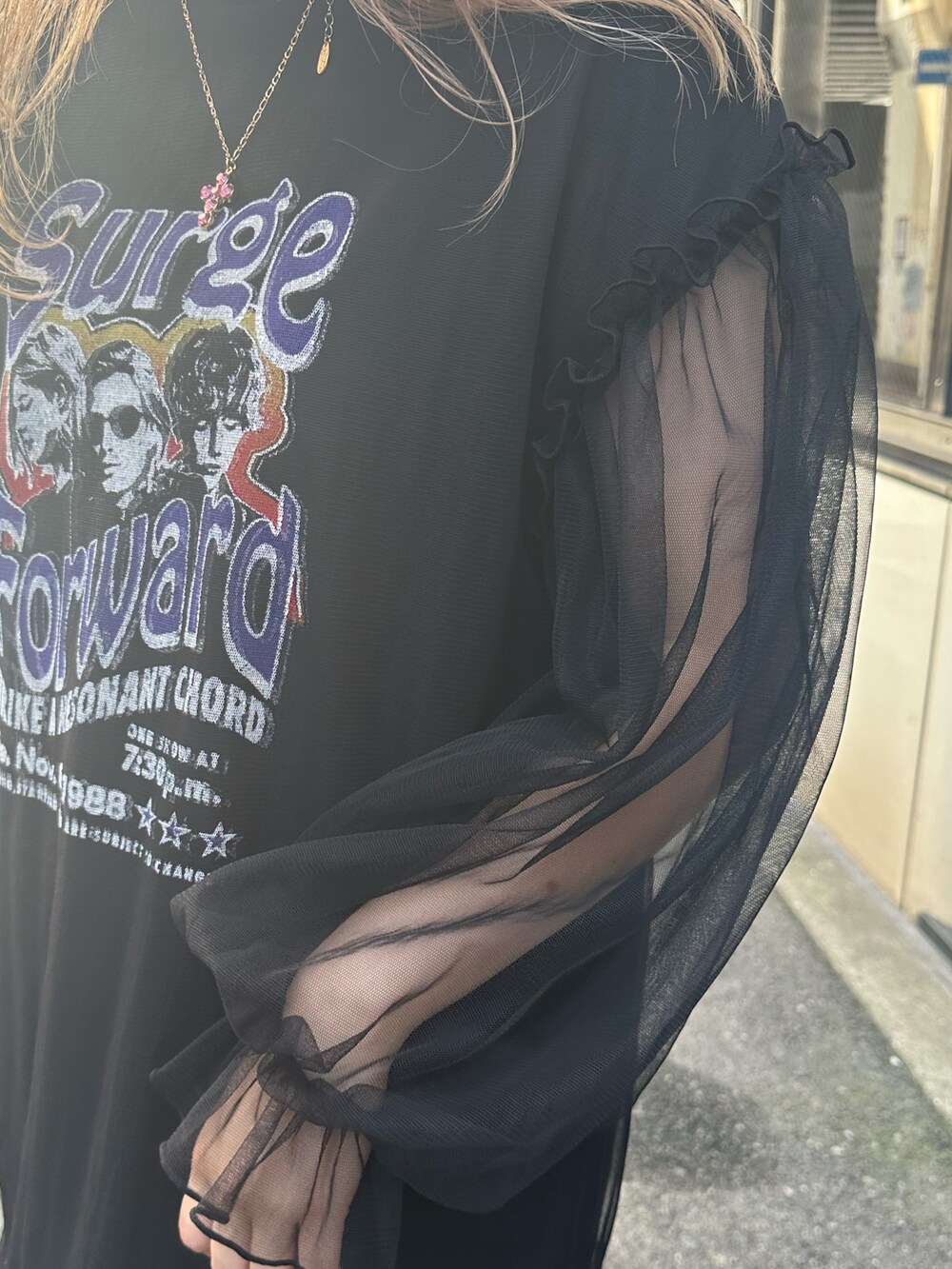 ブラック系のワンピース、ゴールド系のネックレス、ブラック系のその他雑貨を着用したレディースの夏コーディネートの5枚目の写真