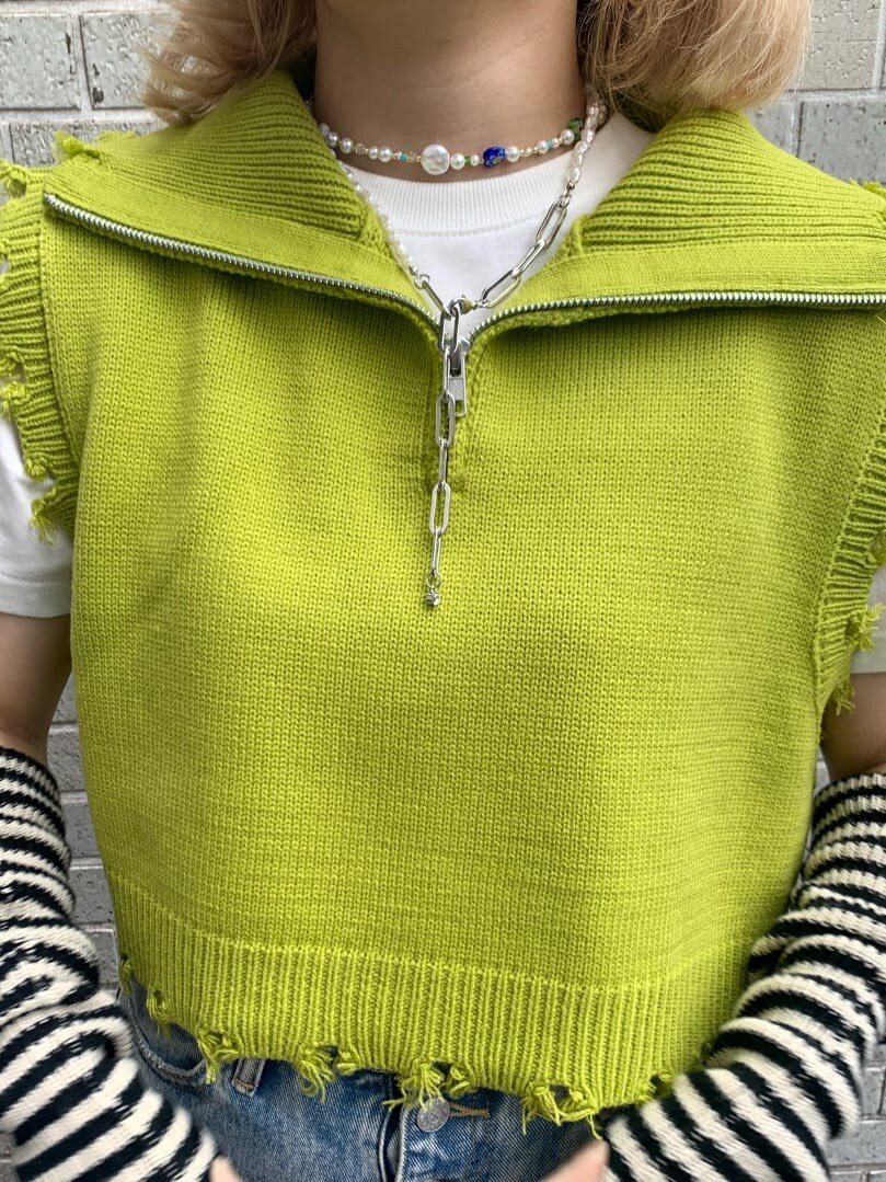 ブルー系のデニムパンツ、ホワイト系のTシャツ/カットソー、グリーン系のベストを着用したレディースの夏コーディネートの5枚目の写真