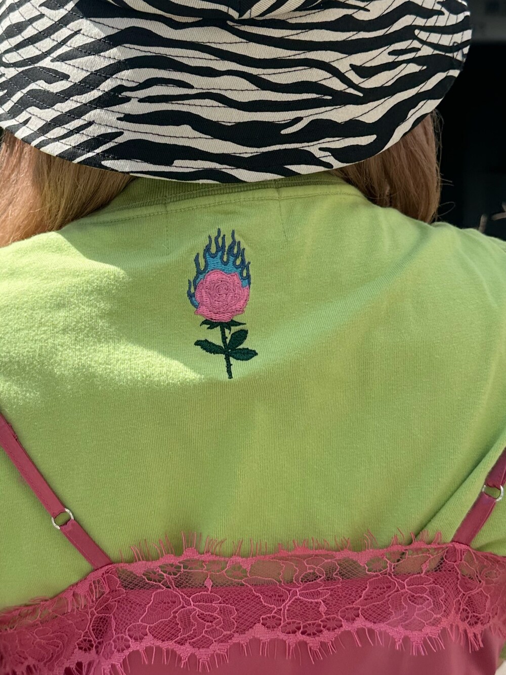 グリーン系のTシャツ/カットソー、ブルー系のデニムパンツ、ピンク系のワンピースを着用したレディースの春コーディネートの8枚目の写真