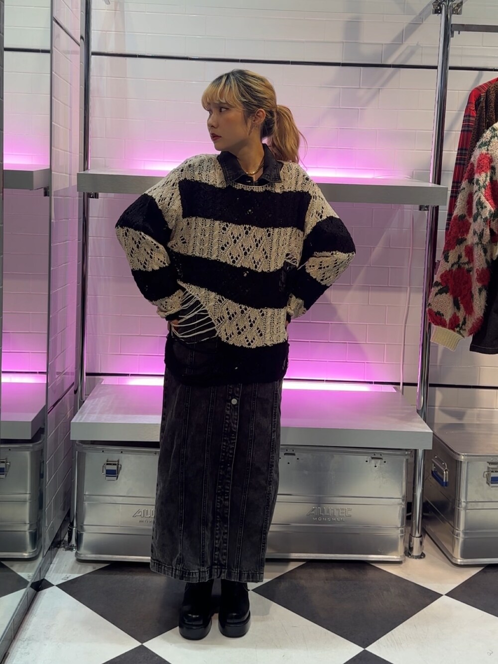 ブラック系のニット/セーター、ブラック系のワンピース、ブラック系のブーツを着用したレディースの冬コーディネートの2枚目の写真