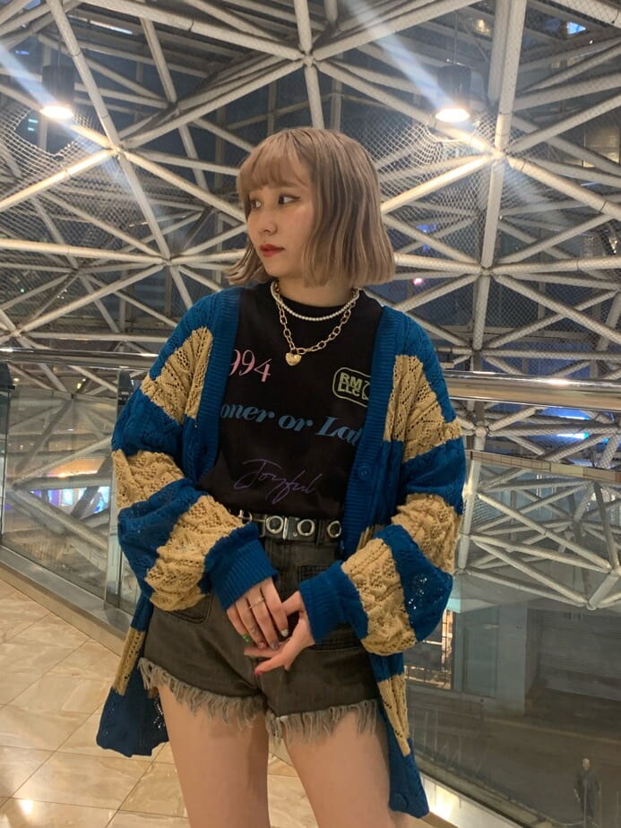 ブラック系のデニムパンツ、ブラック系のその他シューズ、ブルー系のカーディガン/ボレロを着用したレディースの春コーディネートの5枚目の写真