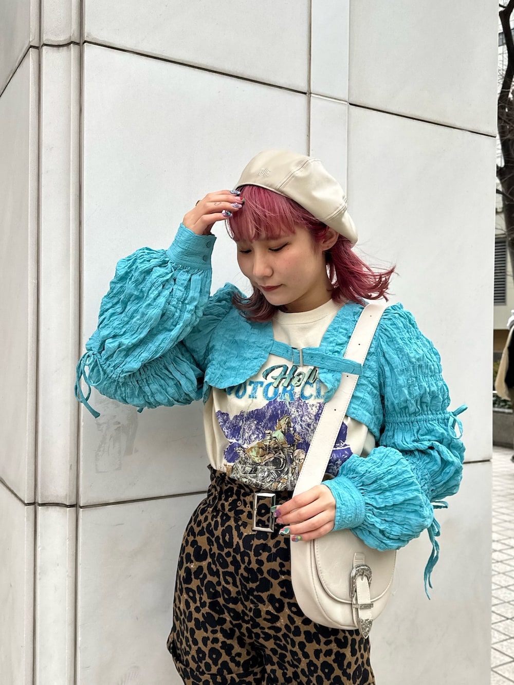 ブラウン系のその他パンツ、ホワイト系のショルダーバッグ、ブルー系のカーディガン/ボレロを着用したレディースの冬コーディネートの4枚目の写真