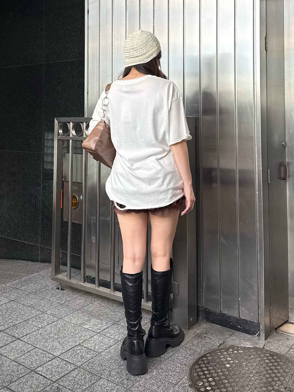 ホワイト系のTシャツ/カットソー、ブラウン系のその他パンツ、ブラウン系のハンドバッグを着用したレディースの夏コーディネートの3枚目の写真
