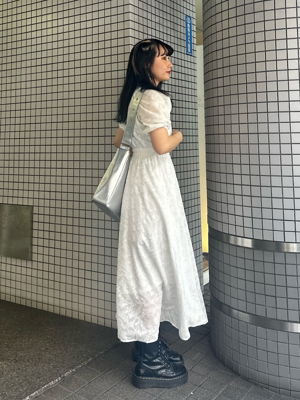 シルバー系のショルダーバッグ、ホワイト系のワンピースを着用したレディースの夏コーディネートの2枚目の写真