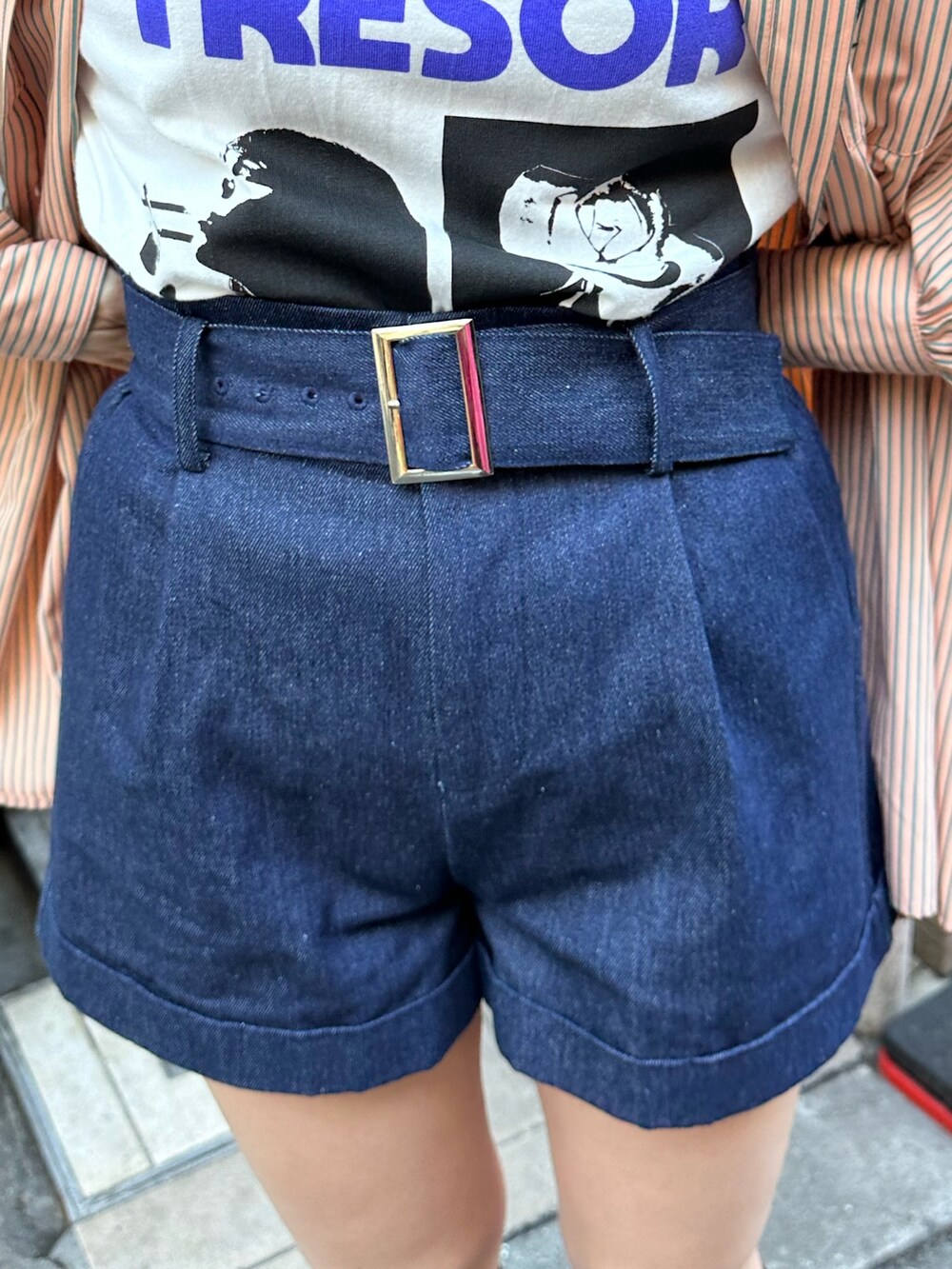 ブラック系のブーツ、ホワイト系のTシャツ/カットソー、ブルー系のその他パンツを着用したレディースの春コーディネートの6枚目の写真