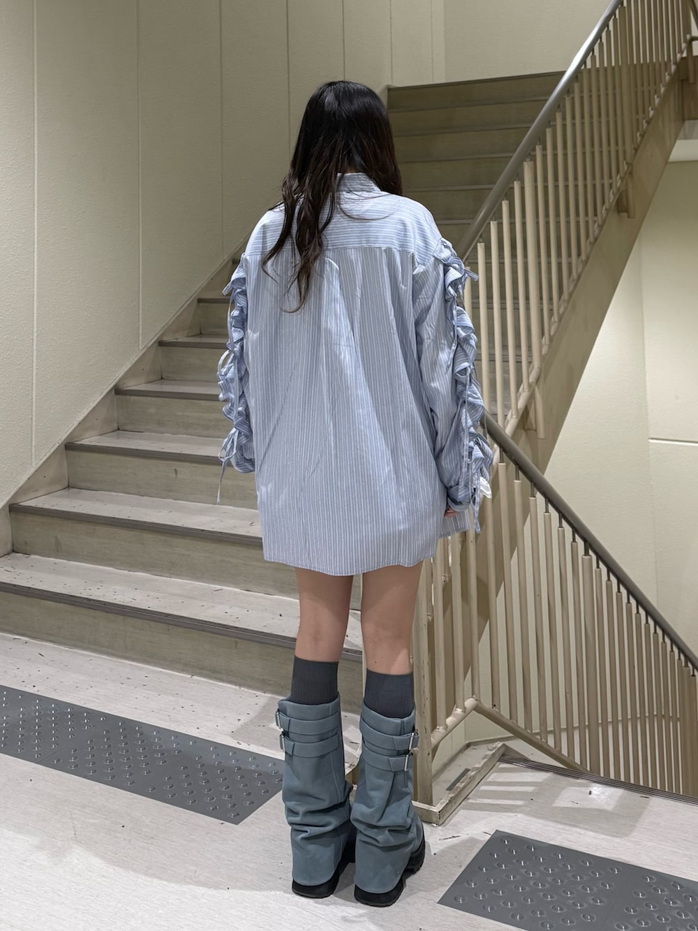 ブルー系のシャツ/ブラウス、ホワイト系のTシャツ/カットソー、ブルー系のブーツを着用したレディースの春コーディネートの5枚目の写真